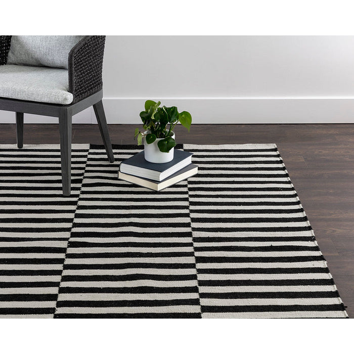 Zigby Hand Woven Rug Black / Ivory