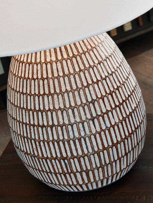Darrich - Metal Table Lamp - Beige / White